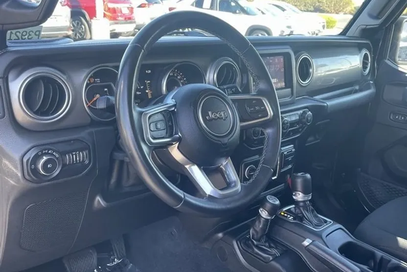 2019 Jeep Wrangler Unlimited Sahara photo 1