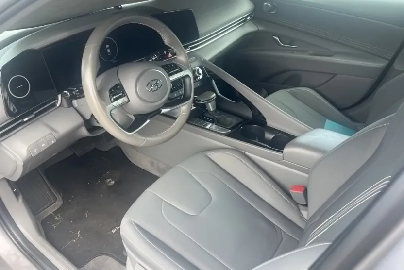 2023 Hyundai Elantra SEL photo 1