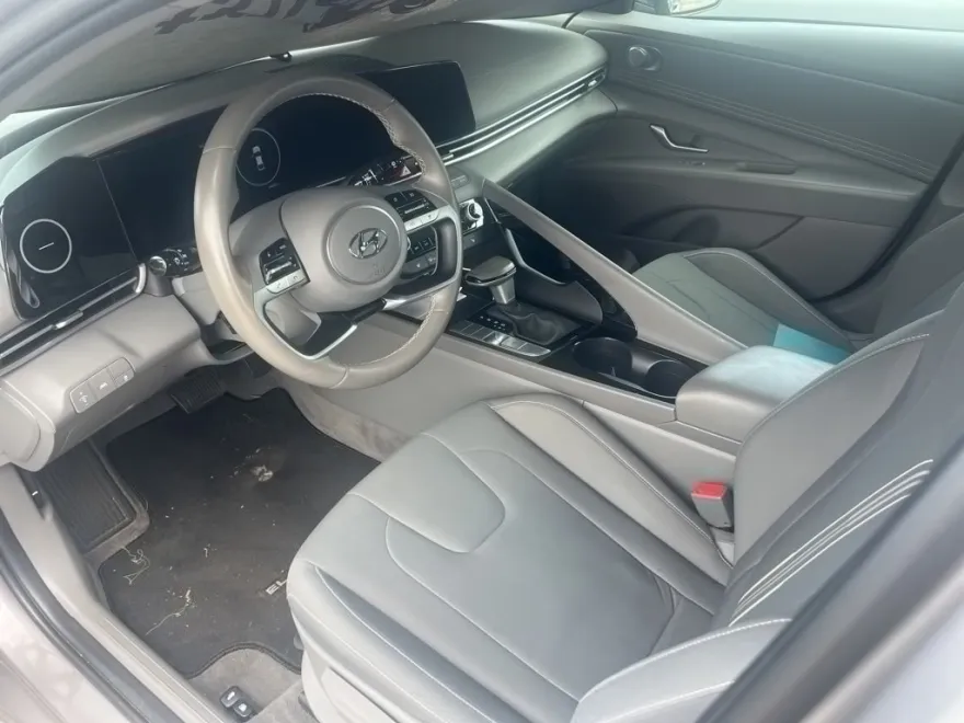 2023 Hyundai Elantra SEL photo 1