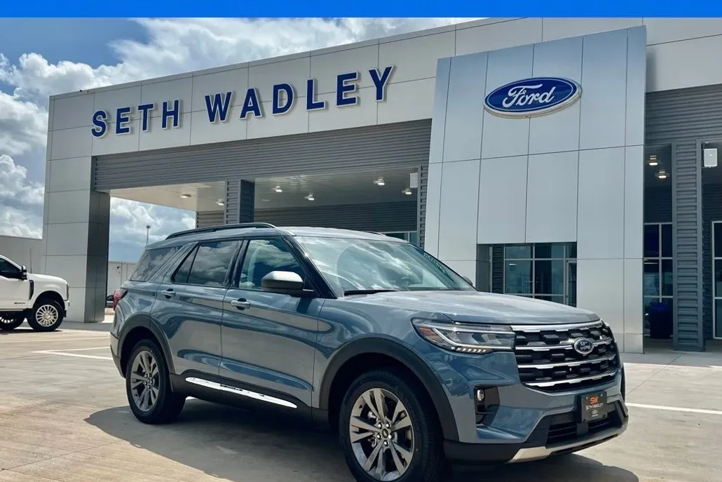 2025 Ford Explorer photo 1