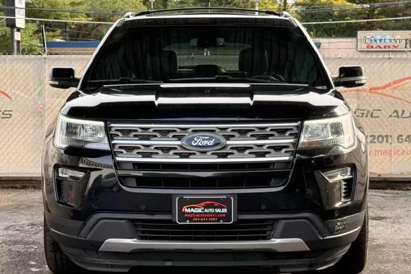 2018 Ford Explorer XLT Sport photo 1