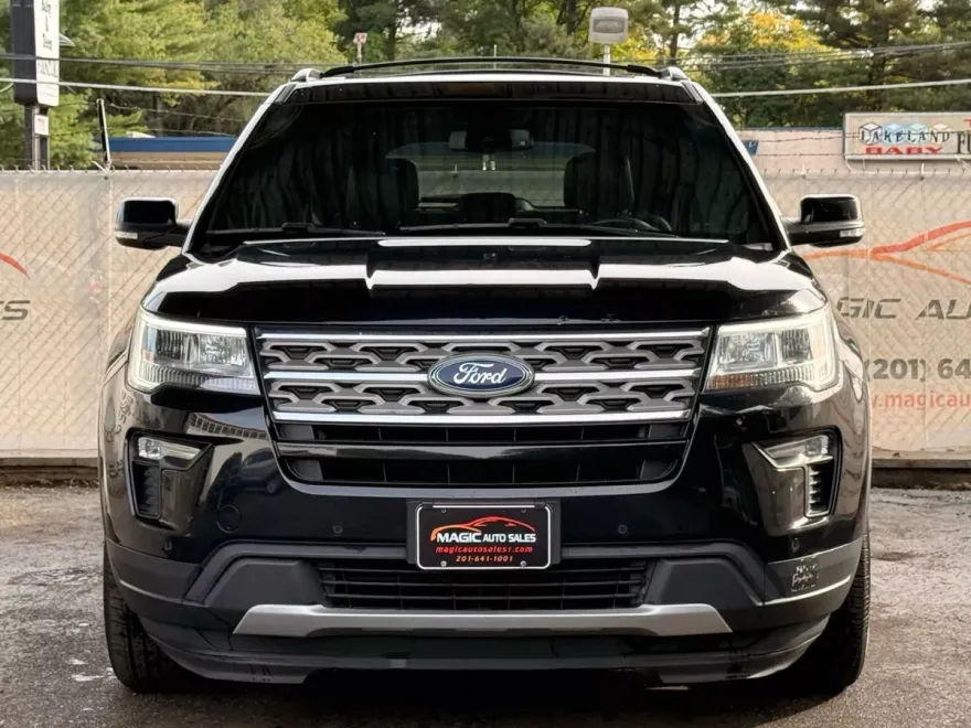 2018 Ford Explorer XLT Sport photo 1