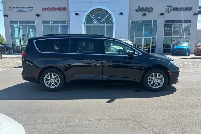 2022 Chrysler Pacifica Touring L photo 1