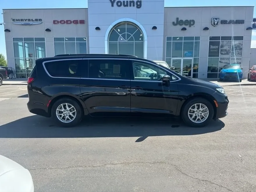 2022 Chrysler Pacifica Touring L photo 1