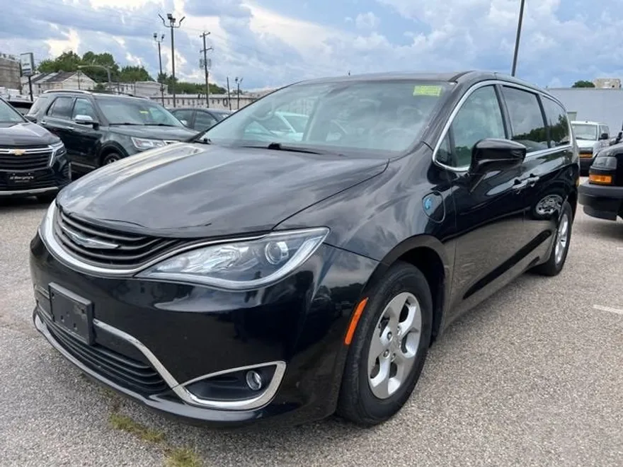 2017 Chrysler Pacifica Hybrid Touring Plus photo 1