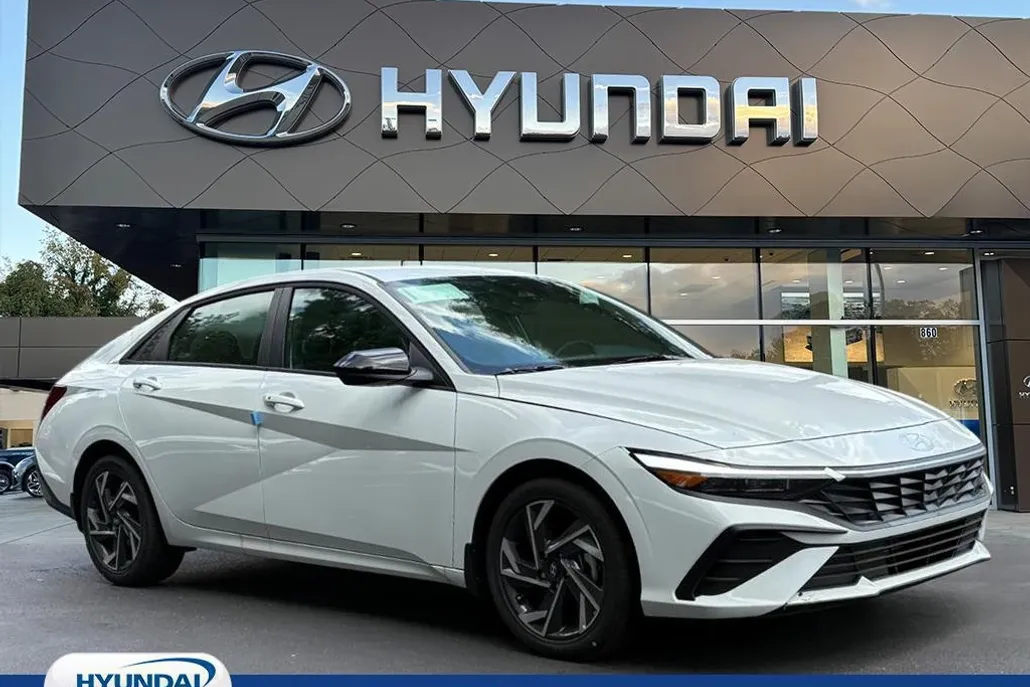 2025 Hyundai Elantra SEL Sport photo 1