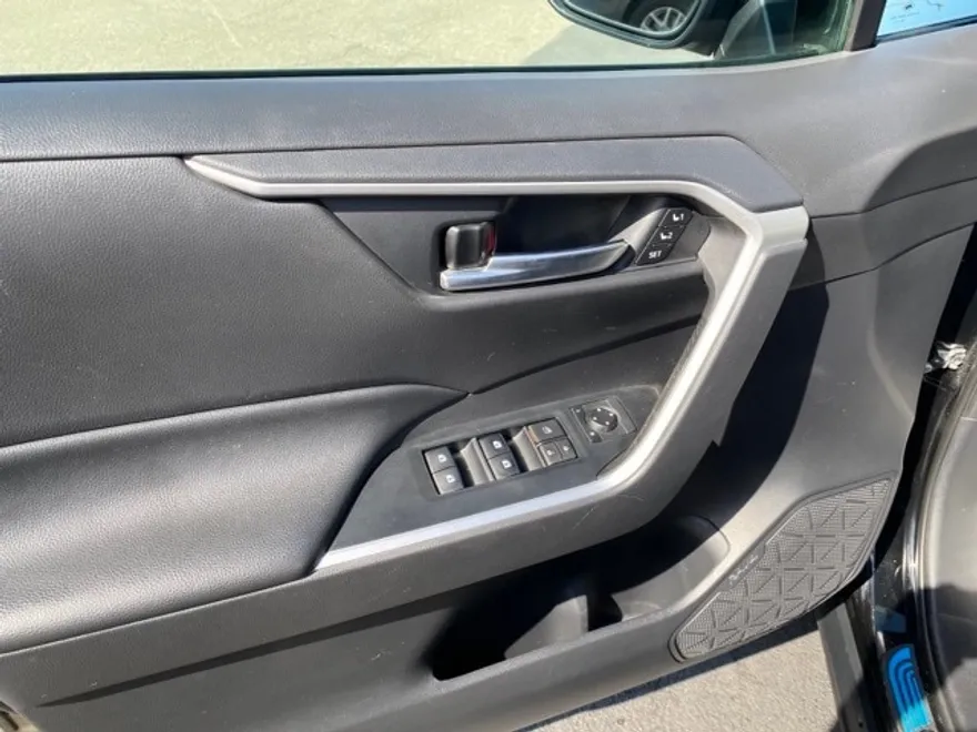 2019 Toyota RAV4 XLE Premium photo 1