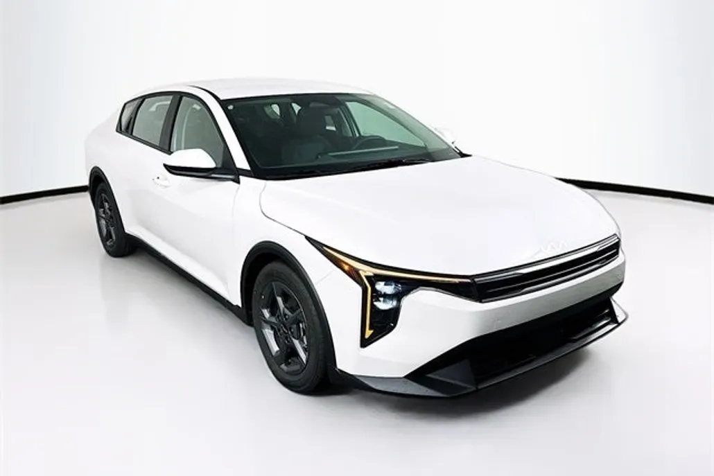 2025 Kia K4 LXS photo 1