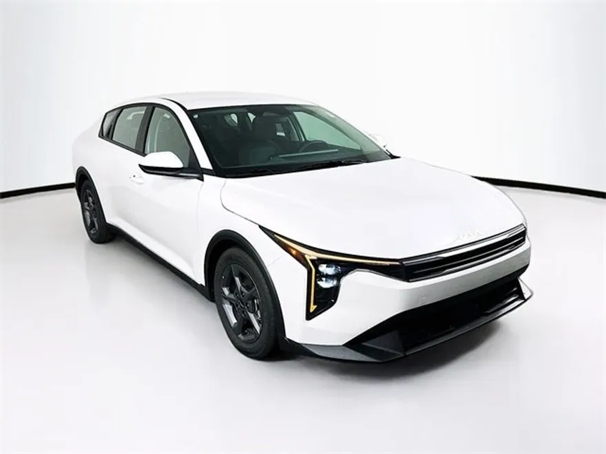 2025 Kia K4 LXS photo 1