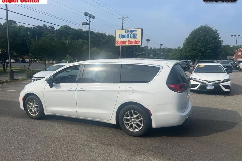 2024 Chrysler Pacifica Touring L photo 1