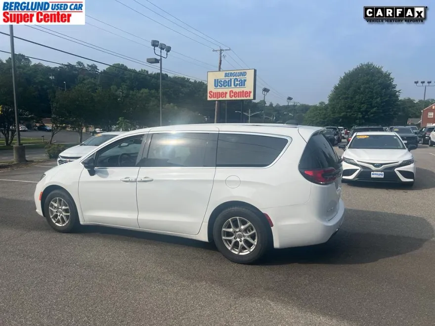2024 Chrysler Pacifica Touring L photo 1