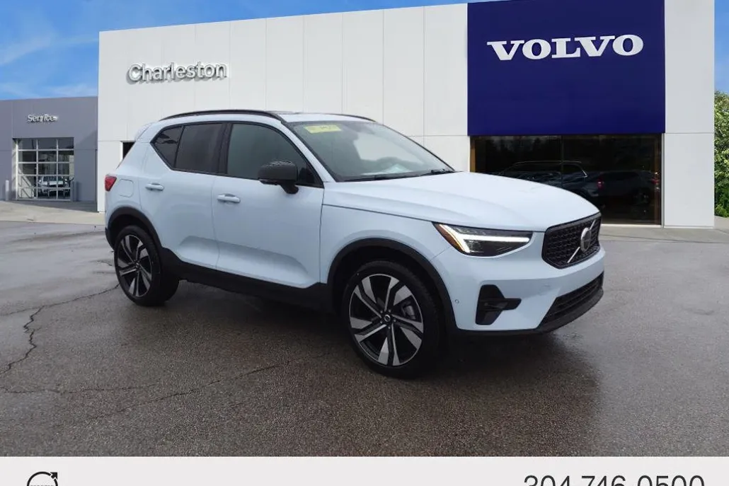 2025 Volvo XC40 Plus photo 1