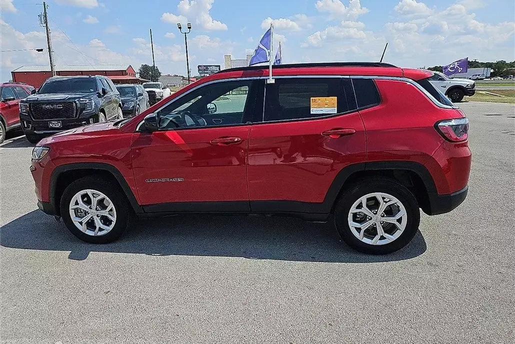 2024 Jeep Compass Latitude photo 1