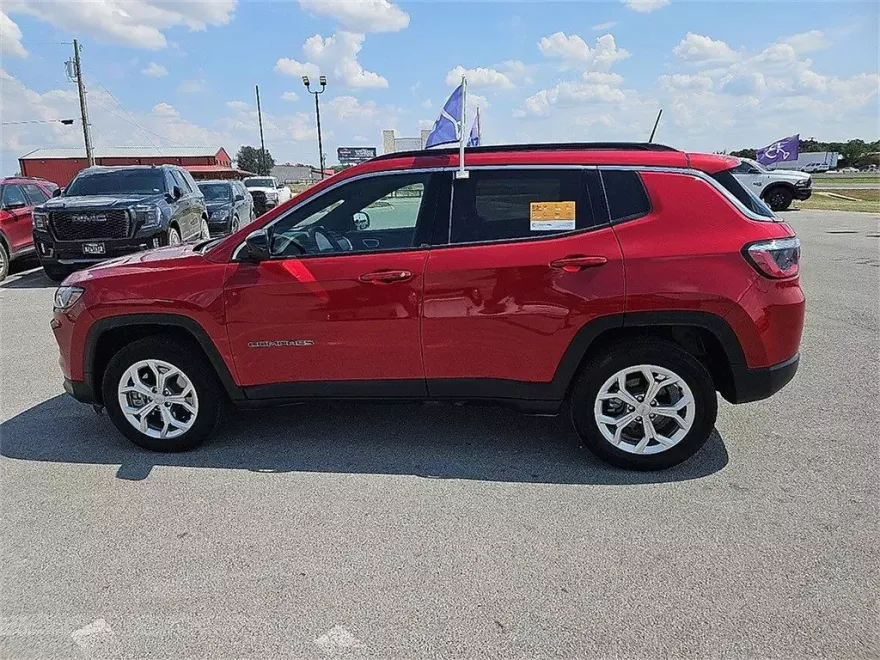 2024 Jeep Compass Latitude photo 1