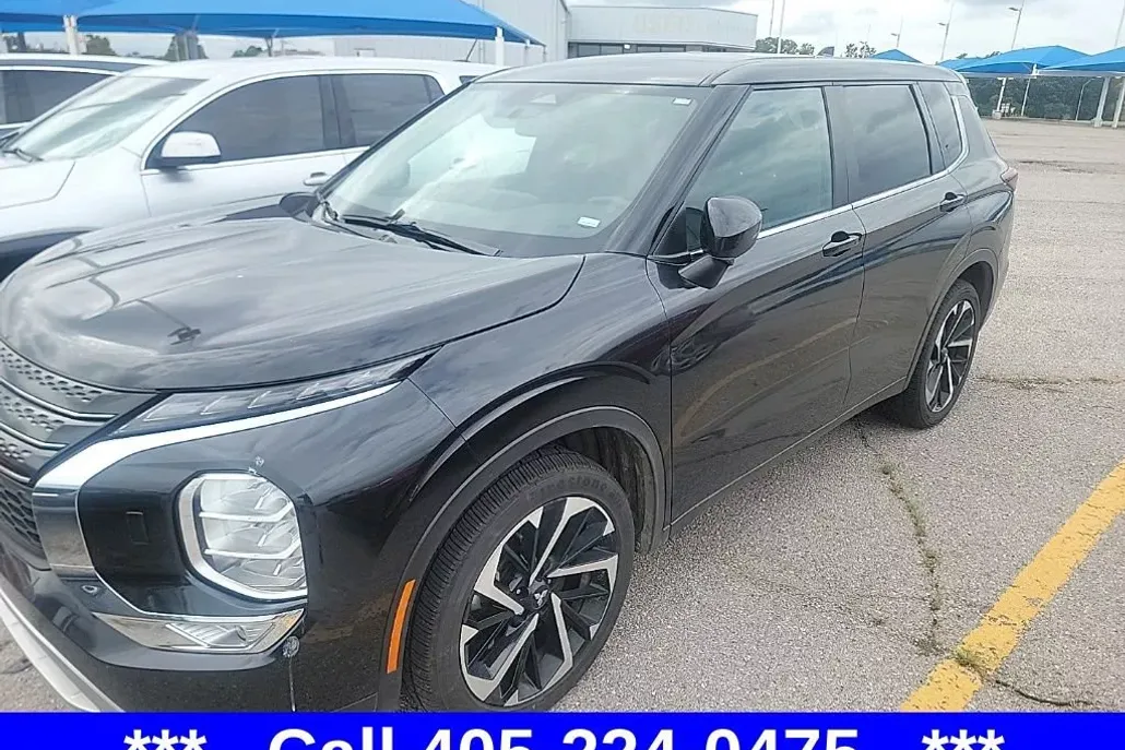 2023 Mitsubishi Outlander SE photo 1