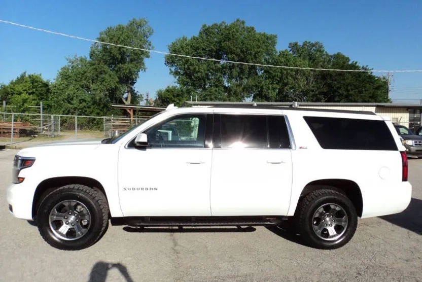 2018 Chevrolet Suburban LT photo 1