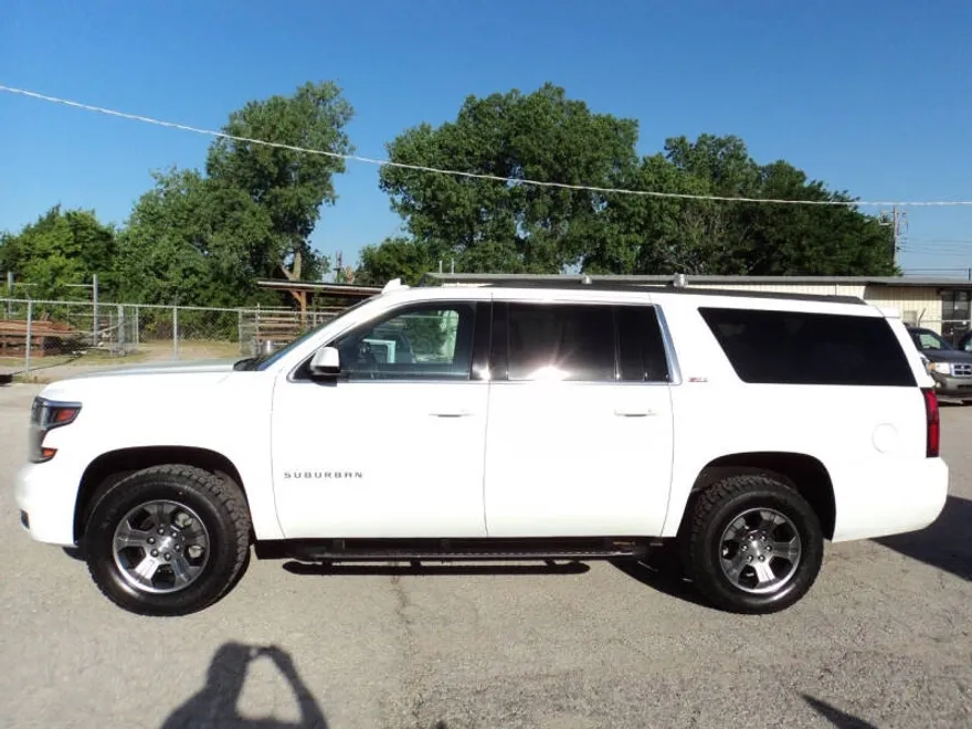 2018 Chevrolet Suburban LT photo 1