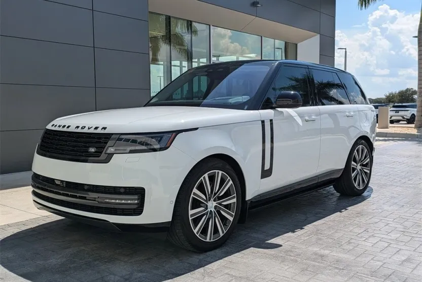 2023 Land Rover Range Rover SE photo 1