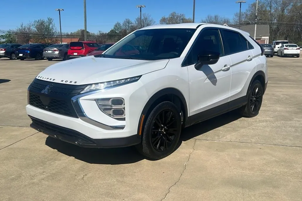 2023 Mitsubishi Eclipse Cross LE photo 1