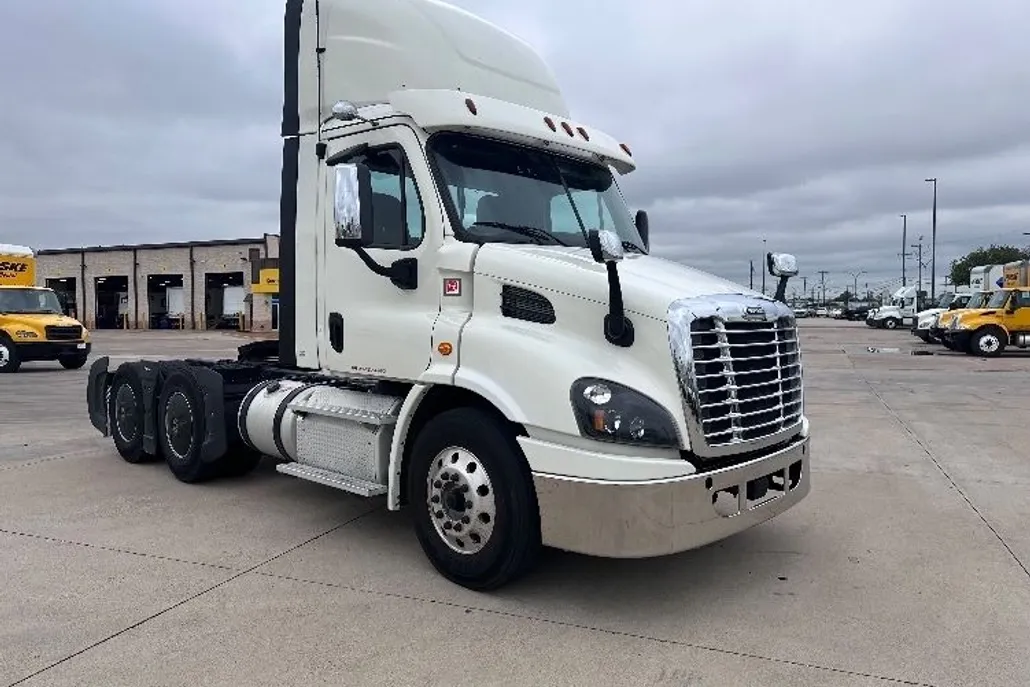 2018 Freightliner Cascadia 113" sleeper cab photo 1