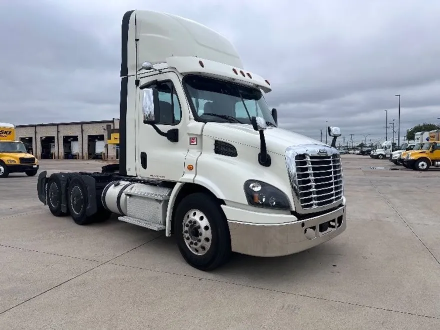 2018 Freightliner Cascadia 113" sleeper cab photo 1