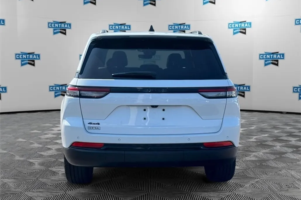 2023 Jeep Grand Cherokee Altitude photo 1
