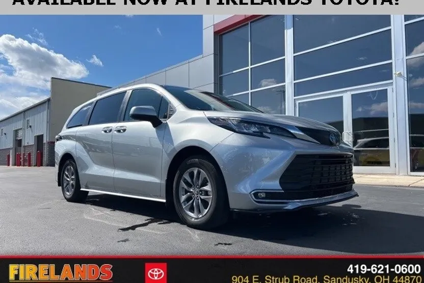 2022 Toyota Sienna XLE photo 1