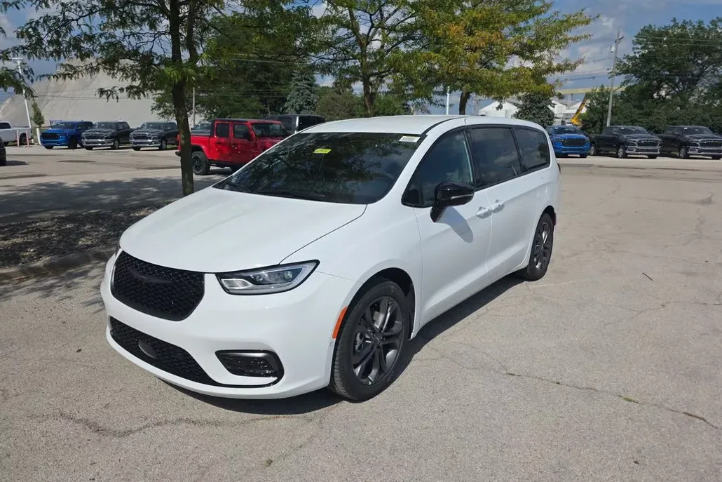 2026 Chrysler Pacifica photo 1