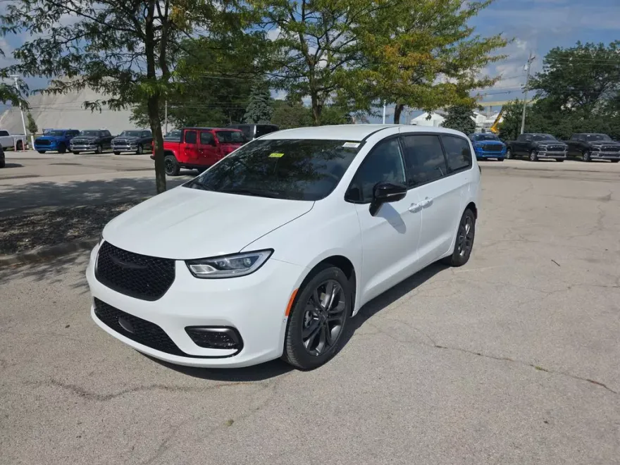 2026 Chrysler Pacifica photo 1