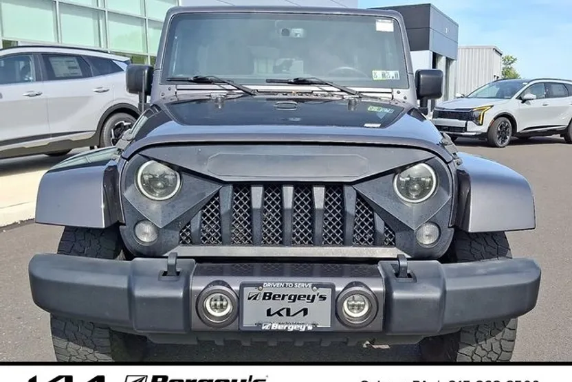 2016 Jeep Wrangler Unlimited Sahara photo 1