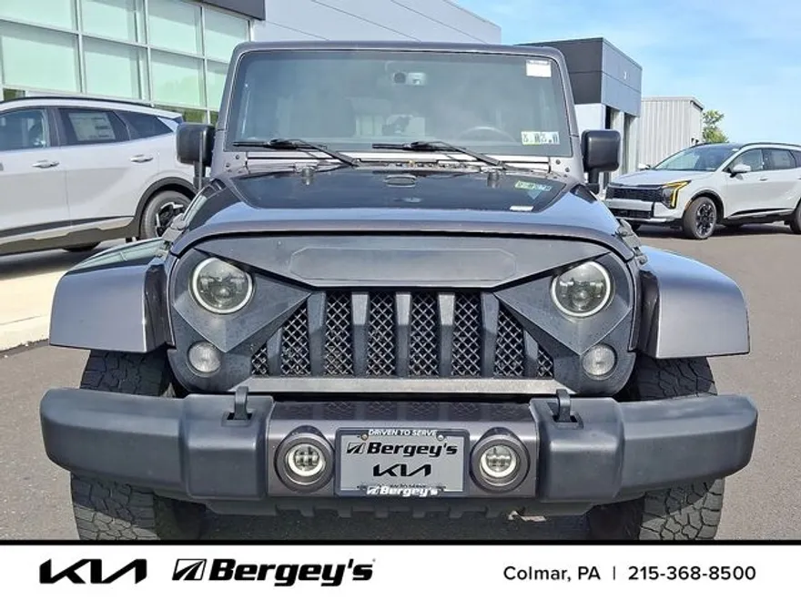 2016 Jeep Wrangler Unlimited Sahara photo 1
