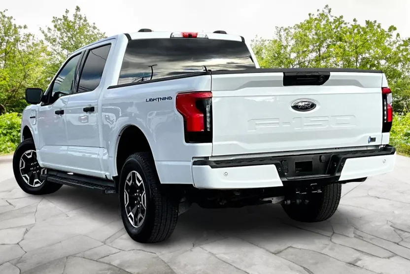 2023 Ford F-150 Lightning XLT photo 1