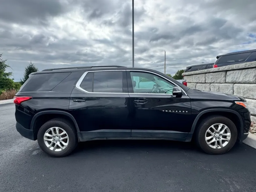 2021 Chevrolet Traverse Cloth photo 1