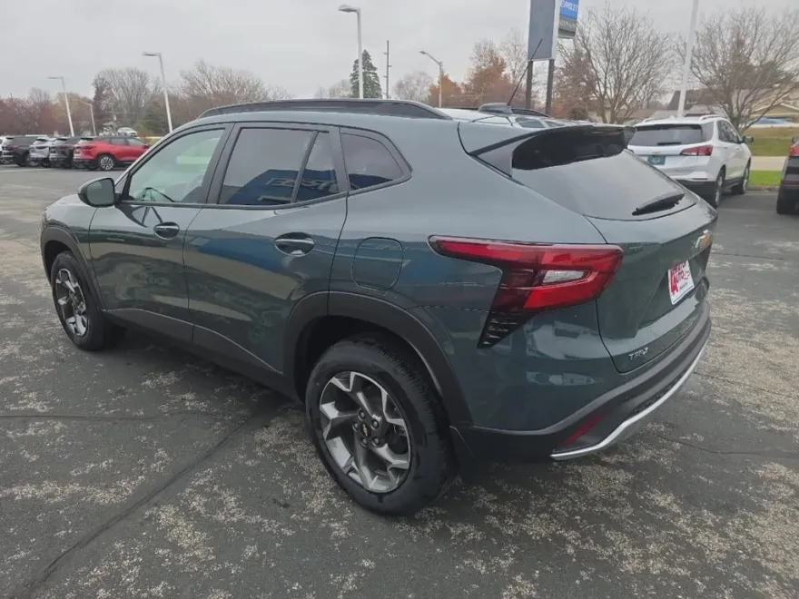 2025 Chevrolet Trax LT photo 5