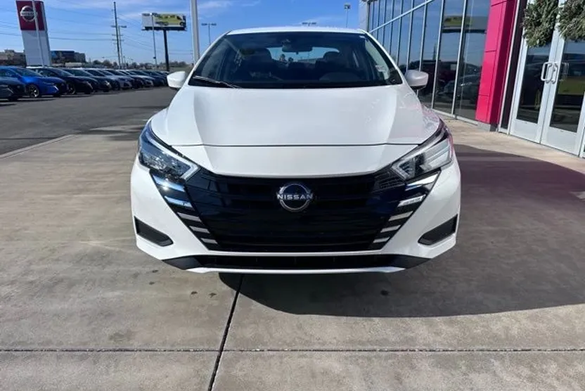 2025 Nissan Versa 1.6 SV photo 1
