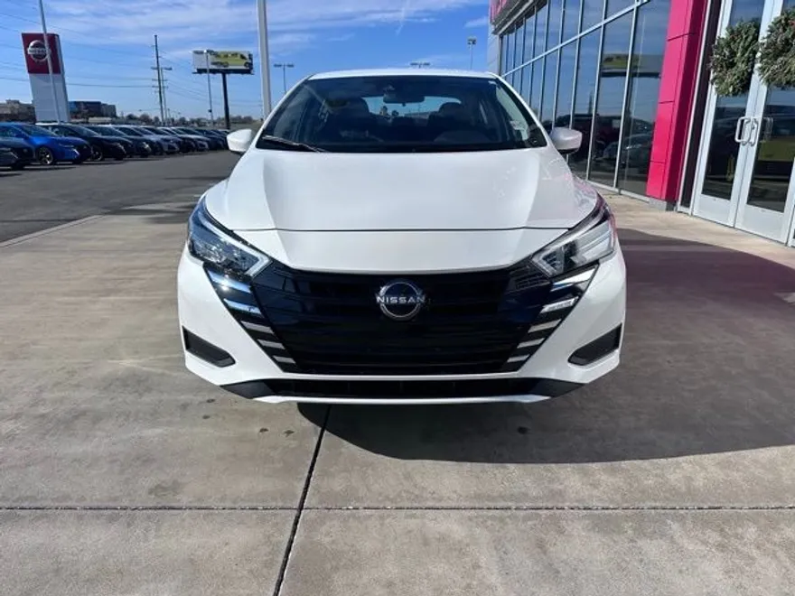 2025 Nissan Versa 1.6 SV photo 1