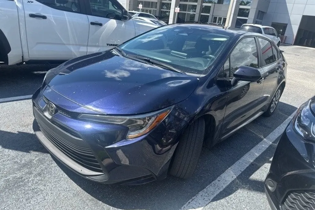 2023 Toyota Corolla LE photo 1