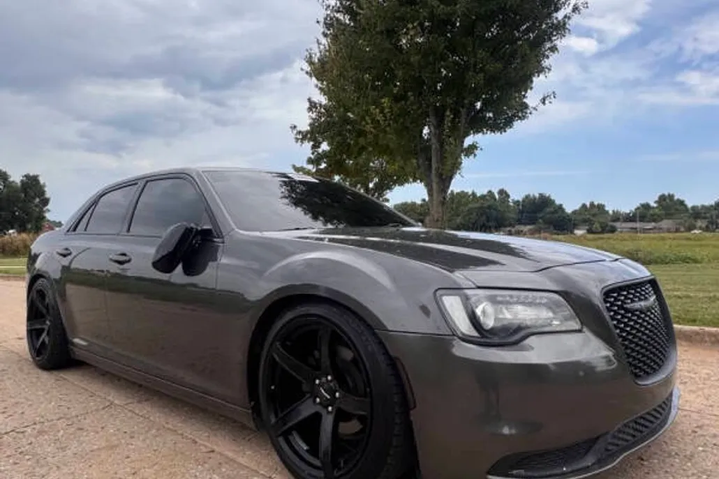 2018 Chrysler 300 Touring photo 1