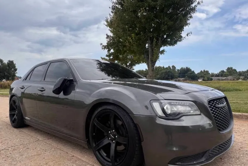 2018 Chrysler 300 Touring photo 1