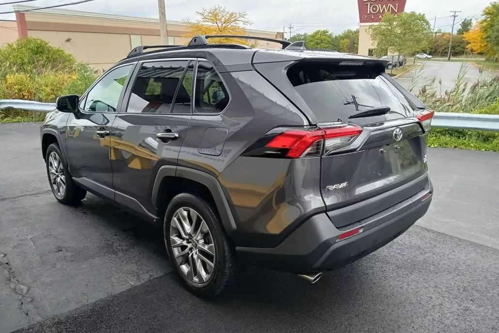 2023 Toyota RAV4 XLE Premium photo 1