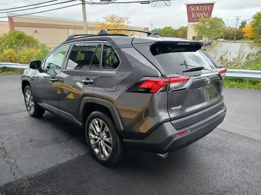 2023 Toyota RAV4 XLE Premium photo 1