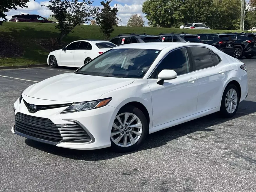 2022 Toyota Camry LE photo 1