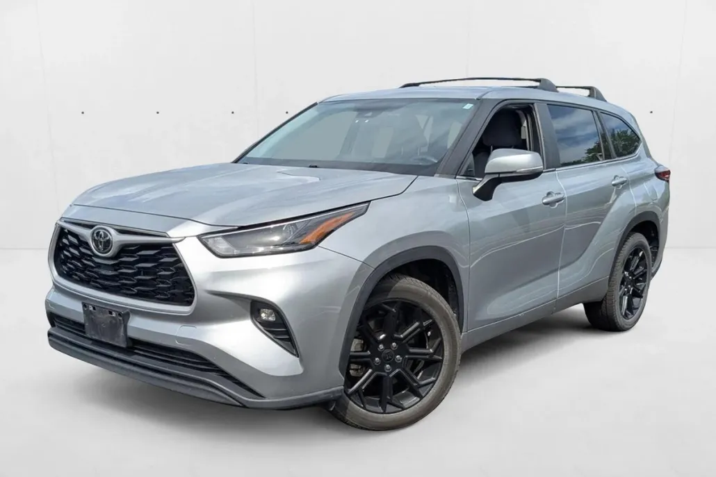 2023 Toyota Highlander LE photo 1