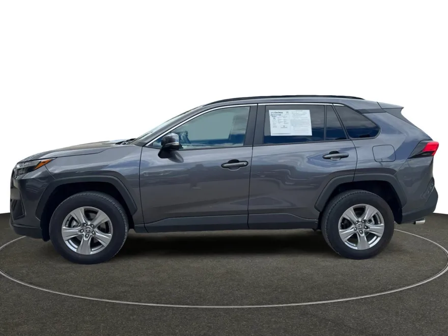 2024 Toyota RAV4 XLE photo 1