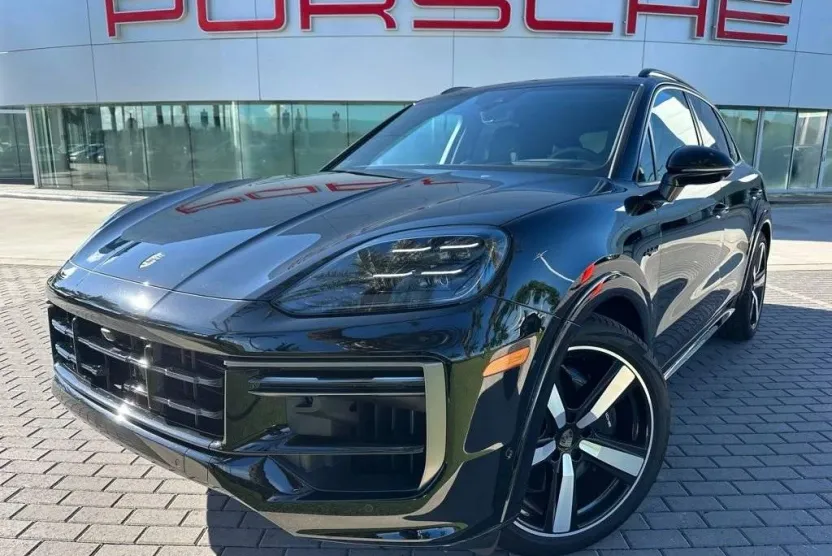 2025 Porsche Cayenne Turbo E-Hybrid photo 1