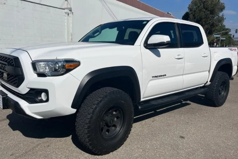 2021 Toyota Tacoma TRD Off-Road photo 1