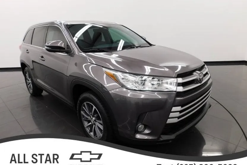2019 Toyota Highlander SE photo 1