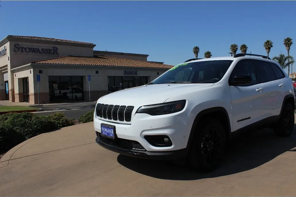 2023 Jeep Cherokee Altitude Lux photo 1