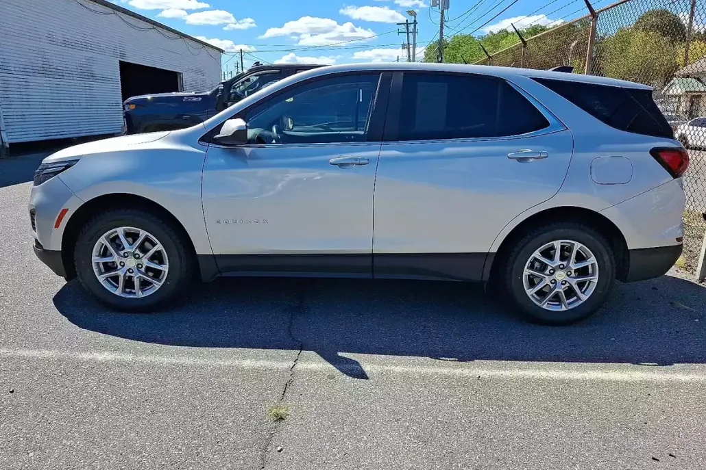 2022 Chevrolet Equinox LT photo 1