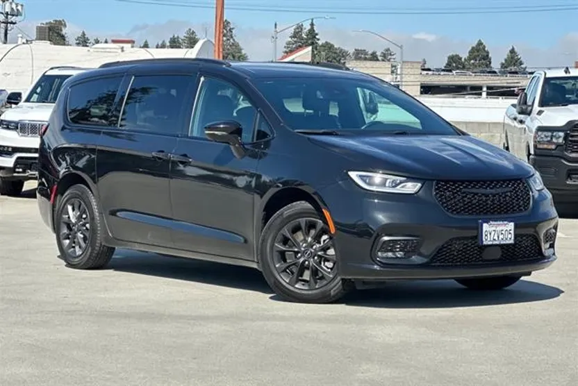 2021 Chrysler Pacifica Touring L photo 1
